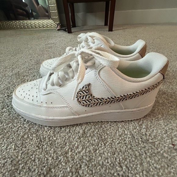 Nike Women's White Sneakers with Patterned Swoosh - Picture 5 of 8